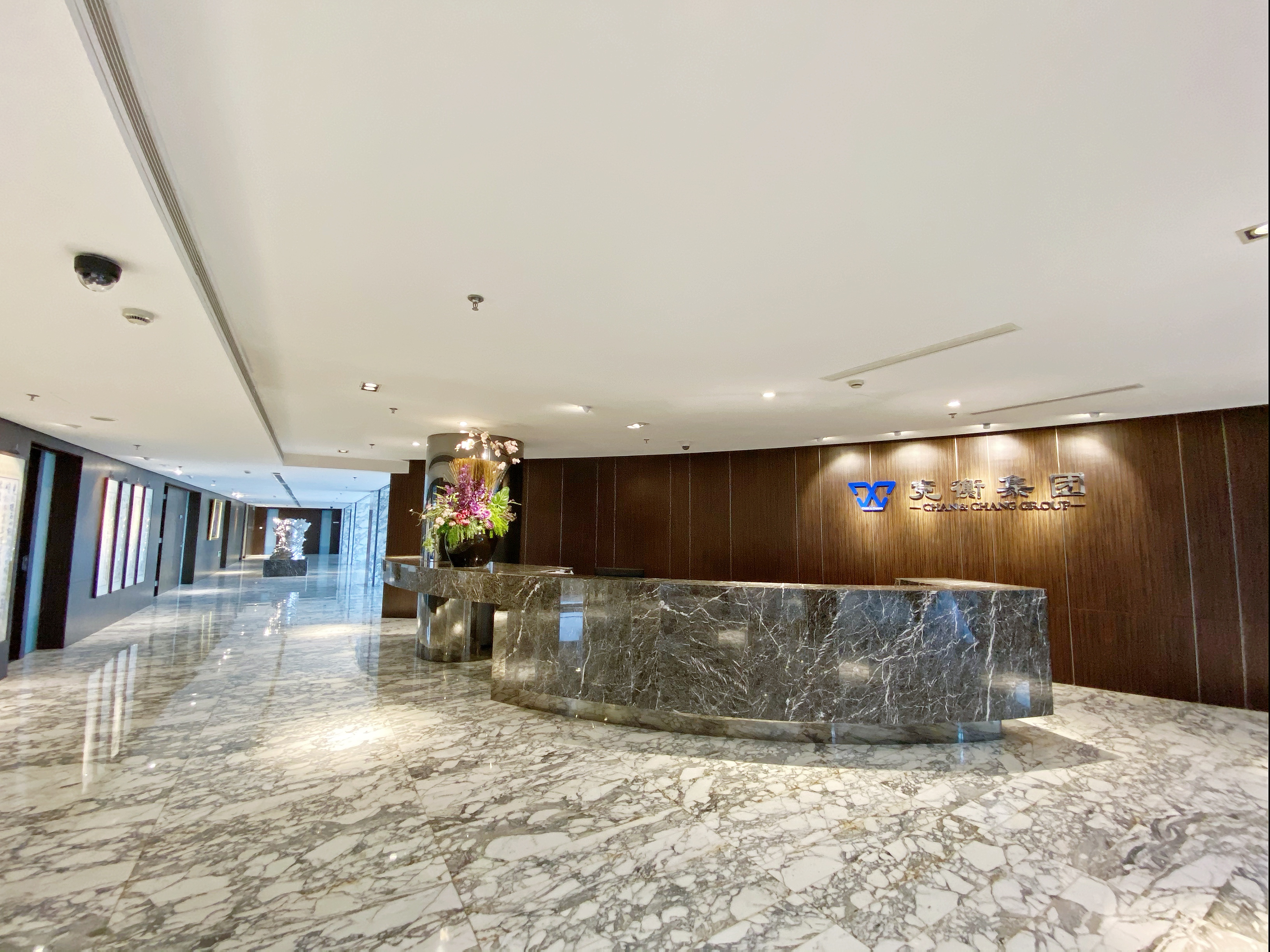 发展重心移至上海，总部设立于金融中心陆家嘴金茂大厦，以法律、财务咨询业务为立足点，探索新的市场与业务领域。